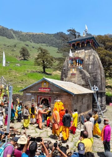 जयकारों और वैदिक मंत्रोच्चारण के बीच खुले द्वितीय केदार श्री मद्महेश्वर धाम के कपाट,श्री ओंकारेश्वर मंदिर से गोण्डार होते हुए दिव्य धाम पहुंची  बाबा मद्महेश्वर की उत्सव डोली