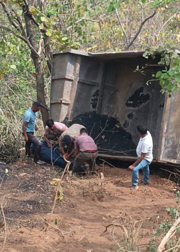कीर्तिनगर में जाखी मोटरमार्ग पर खाई में गिरा ट्रक, चालक की मौके पर मौत