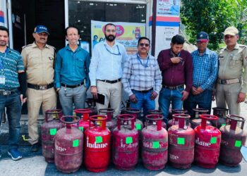 रुद्रप्रयाग में पूर्ति विभाग की बड़ी कार्रवाई, 15 घरेलू गैस सिलेंडर जब्त