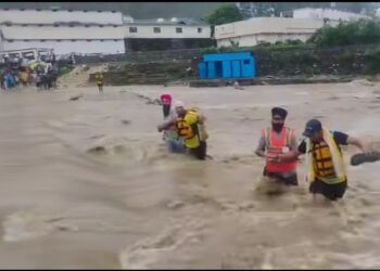 एसडीआरएफ की सतर्कता एवं त्वरित कार्रवाई से टला बड़ा हादसा, उफनती नदी में फंसे 50 से अधिक श्रद्धालुओं को किया सकुशल रेस्क्यू!
