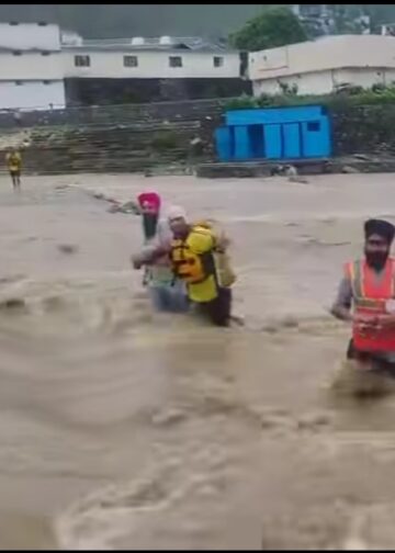 एसडीआरएफ की सतर्कता एवं त्वरित कार्रवाई से टला बड़ा हादसा, उफनती नदी में फंसे 50 से अधिक श्रद्धालुओं को किया सकुशल रेस्क्यू