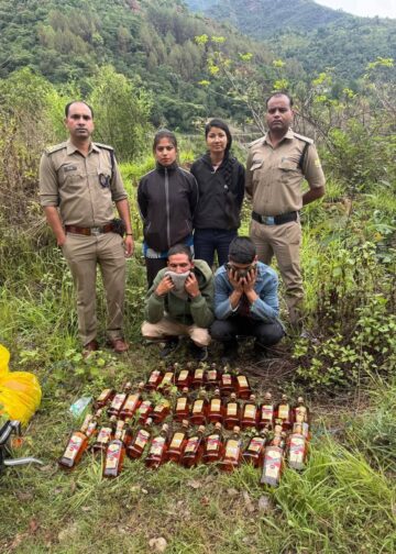 रूद्रप्रयाग में आबकारी विभाग की यात्रा मार्ग पर बड़ी कार्रवाई!! अवैध शराब तस्करी पर कसा शिकंजा, 03 तस्कर गिरफ्तार, 61 बोतल अंग्रेजी शराब बरामद!!