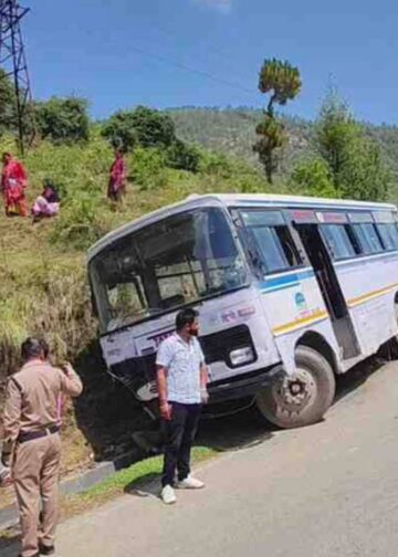 34 यात्रियों की जिंदगी बचा खुद अपनी जिंदगी गंवा बैठा चालक,आपात स्थिति में लिया कठिन फैसला,ब्रेक फेल बस को पहाड़ी से भिड़ाया
