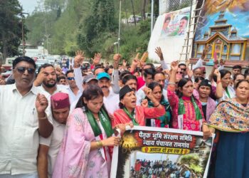 चारागाह भूमि की नीलामी के विरोध में नई टिहरी में धरना शुरू, जल-जंगल-जमीन बचाने को जुटे 22 गांवों के लोग