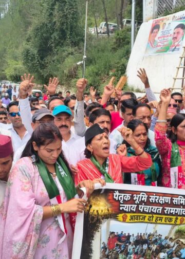 चारागाह भूमि की नीलामी के विरोध में नई टिहरी में धरना शुरू, जल-जंगल-जमीन बचाने को जुटे 22 गांवों के लोग