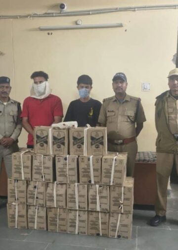 केदारनाथ यात्रा मार्ग पर चेकिंग के दौरान बोलेरो पिकअप वाहन से 227 बोतल अवैध शराब बरामद!! दो लोग गिरफ्तार!!