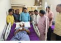 भालू से भिड़ गया सरोप सिंह: जबड़ों को पकड़ बचाई जान, कैबिनेट मंत्री ने अस्पताल पहुंच बढ़ाया हौसला