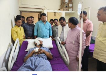 भालू से भिड़ गया सरोप सिंह: जबड़ों को पकड़ बचाई जान, कैबिनेट मंत्री ने अस्पताल पहुंच बढ़ाया हौसला
