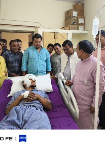 भालू से भिड़ गया सरोप सिंह: जबड़ों को पकड़ बचाई जान, कैबिनेट मंत्री ने अस्पताल पहुंच बढ़ाया हौसला