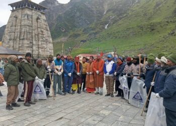 केदारनाथ धाम में चला विशेष स्वच्छता अभियान, प्रशासन से लेकर तीर्थयात्रियों ने लिया संकल्प