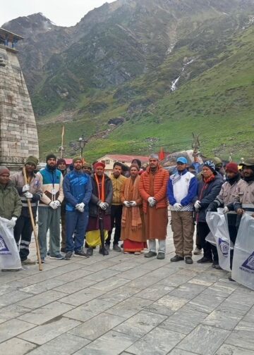 केदारनाथ धाम में चला विशेष स्वच्छता अभियान, प्रशासन से लेकर तीर्थयात्रियों ने लिया संकल्प