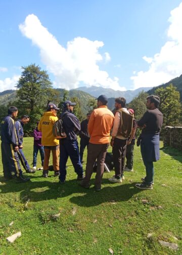 देवरियाताल-बनियाकुण्ड ट्रेक पर भटके 5 पर्यटक सुरक्षित, DDRF-SDRF ने किया रेस्क्यू
