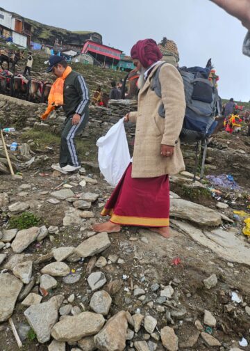 तुंगनाथ धाम के मुख्य पुजारी की अपील पर तुंगनाथ-चंद्रशिला ट्रैक पर चलाया गया वृहद स्वच्छता अभियान, रुद्रप्रयाग पुलिस और श्रद्धालुओं ने किया श्रमदान