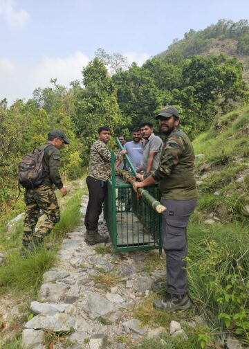 बणासी गांव में महिला पर गुलदार के हमले के बाद वन विभाग अलर्ट, ड्रोन व ट्रैप कैमरों से की जा रही निगरानी