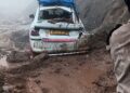 सतपुली -गुमखाल राजमार्ग पर पहाड़ी से गिरा बोल्डर, स्विफ्ट कार क्षतिग्रस्त