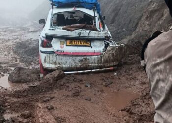 सतपुली -गुमखाल राजमार्ग पर पहाड़ी से गिरा बोल्डर, स्विफ्ट कार क्षतिग्रस्त