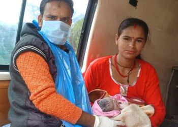 गर्भवती महिला ने एम्बुलेंस में दिया बच्चे को जन्म