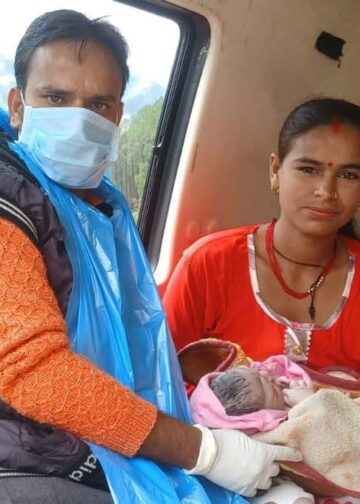 गर्भवती महिला ने एम्बुलेंस में दिया बच्चे को जन्म
