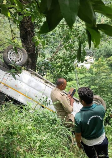 नैनीताल-हल्द्वानी हाईवे पर हादसा,गहरी खाई में गिरी पर्यटकों की टैक्सी