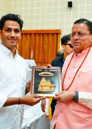 रेल परियोजना से प्रभावित ग्रामीणों की समस्याओं का हो समाधान,सीएम धामी से मिले रितांशु कंडारी, सौंपा ज्ञापन