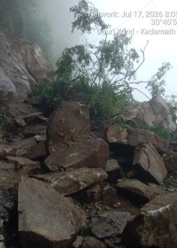 केदारनाथ पैदल मार्ग पर भारी भूस्खलन, कई स्थानों पर रास्ता क्षतिग्रस्त, गौरीकुंड गेट से वापस भेजे गए यात्री