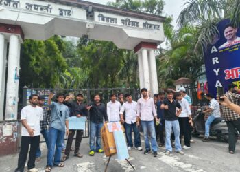 गढ़वाल केंद्रीय विश्वविद्यालय के मुख्य द्वार पर छात्रों का प्रदर्शन, NTA को भंग करने की उठाई मांग