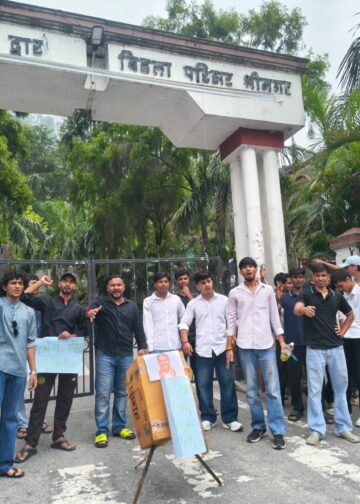 गढ़वाल केंद्रीय विश्वविद्यालय के मुख्य द्वार पर छात्रों का प्रदर्शन, NTA को भंग करने की उठाई मांग