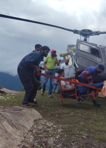 कालीशिला में हृदयाघात से अचेत हुए गुजरात के श्रद्धालु का सफल रेस्क्यू, हेलीकॉप्टर से किया गया एयरलिफ्ट