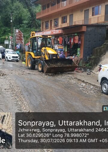 केदारनाथ पैदल मार्ग बंद, गौरीकुंड गेट से 200 मीटर आगे पहाड़ी से भारी भूस्खलन, यात्रियों की आवाजाही रोकी गई