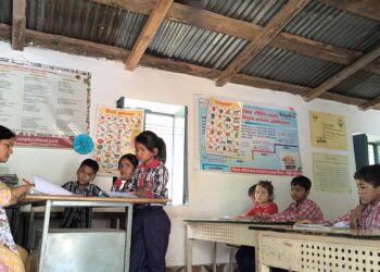 बिल्वकेदार प्राथमिक विद्यालय की जर्जर छत और सुरक्षा दीवार बनी खतरा, बारिश में टपकता है पानी