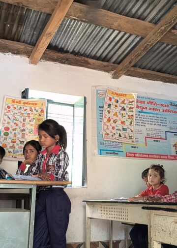 बिल्वकेदार प्राथमिक विद्यालय की जर्जर छत और सुरक्षा दीवार बनी खतरा, बारिश में टपकता है पानी