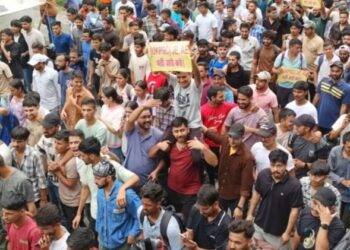 दिल्ली के जंतर मंतर का असर राजधानी देहरादून में, सड़कों पर उतरे युवा