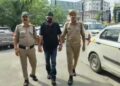 पूर्व मुख्य सचिव का बेटा निकला फर्जी IPS! नौकरी दिलाने के नाम पर ठगे 19.60 लाख, देहरादून पुलिस ने दबोचा,RAW, CRPF और सेना का अधिकारी बनकर भी झाड़ता था रौब, फर्जी आईडी-कार्ड, वर्दी और वायरलेस सेट बरामद