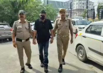 पूर्व मुख्य सचिव का बेटा निकला फर्जी IPS! नौकरी दिलाने के नाम पर ठगे 19.60 लाख, देहरादून पुलिस ने दबोचा,RAW, CRPF और सेना का अधिकारी बनकर भी झाड़ता था रौब, फर्जी आईडी-कार्ड, वर्दी और वायरलेस सेट बरामद