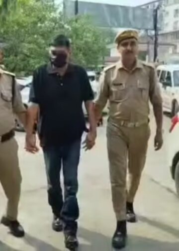 पूर्व मुख्य सचिव का बेटा निकला फर्जी IPS! नौकरी दिलाने के नाम पर ठगे 19.60 लाख, देहरादून पुलिस ने दबोचा,RAW, CRPF और सेना का अधिकारी बनकर भी झाड़ता था रौब, फर्जी आईडी-कार्ड, वर्दी और वायरलेस सेट बरामद