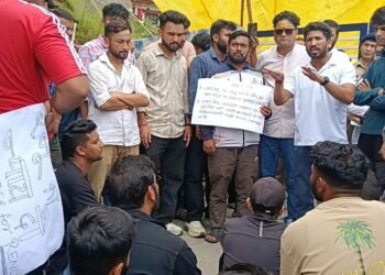 पौड़ी में जच्चा बच्चा की मौत से आक्रोशित लोगों ने अस्पताल का किया घेराव