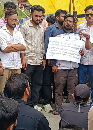 पौड़ी में जच्चा बच्चा की मौत से आक्रोशित लोगों ने अस्पताल का किया घेराव