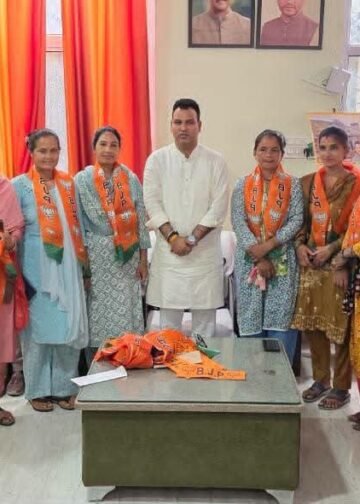 देवप्रयाग में विधायक कण्डारी ने भाजपा के किले को किया मजबूत , ग्राम नैथाणा एवं नौर-किलकिलेश्वर क्षेत्र की 26 महिलाओं ने थामा कमल