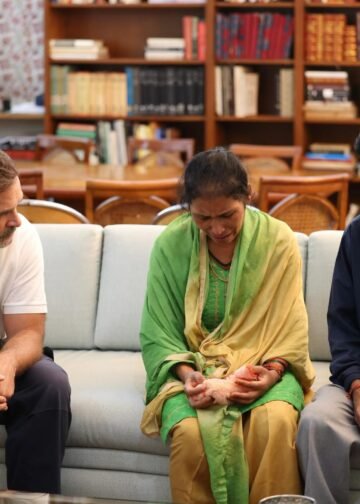 अंकिता भंडारी के परिवार से मिले राहुल गांधी, बोले—चार साल बाद भी न्याय का इंतजार