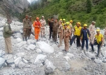 तमक नाले में लापता व्यक्ति की तलाश में जुटीं रेस्क्यू टीमें, हर संभावित स्थान खंगाला जा रहा,हर बोल्डर, हर मलबे के बीच जारी है तलाश, लापता चालक को खोजने में जुटी रेस्क्यू टीमें