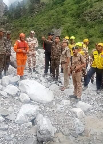 तमक नाले में लापता व्यक्ति की तलाश में जुटीं रेस्क्यू टीमें, हर संभावित स्थान खंगाला जा रहा,हर बोल्डर, हर मलबे के बीच जारी है तलाश, लापता चालक को खोजने में जुटी रेस्क्यू टीमें