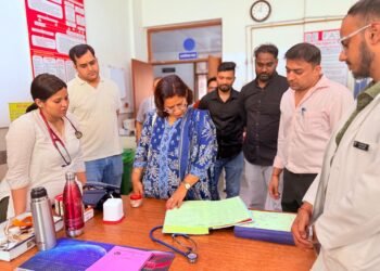 नवनियुक्त सीएमओ ने श्रीनगर उपजिला चिकित्सालय का किया औचक निरीक्षण