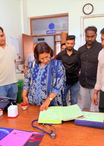नवनियुक्त सीएमओ ने श्रीनगर उपजिला चिकित्सालय का किया औचक निरीक्षण