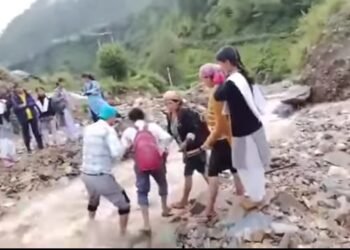 नंदानगर के मौख गाड़ को पार कर जान जोखिम में डाल रहे ग्रामीण,एक साल बाद भी नहीं बना पैदल रास्ता