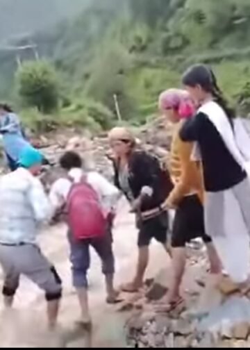 नंदानगर के मौख गाड़ को पार कर जान जोखिम में डाल रहे ग्रामीण,एक साल बाद भी नहीं बना पैदल रास्ता