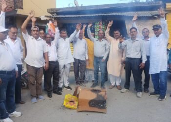 हल्द्वानी में कांग्रेस कार्यकर्ताओं की गाड़ियां रोके जाने के विरोध में कांग्रेस ने फूंका पुतला