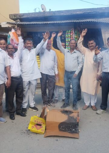हल्द्वानी में कांग्रेस कार्यकर्ताओं की गाड़ियां रोके जाने के विरोध में कांग्रेस ने फूंका पुतला