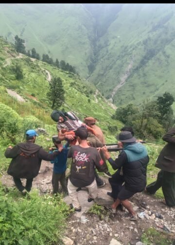 भालू के हमले से एक घायल, डंडी कंडी से पहुंचाया अस्पताल- सड़क बंद होने से घायल को अस्पताल पहुंचाने में उठानी पड़ी परेशानी