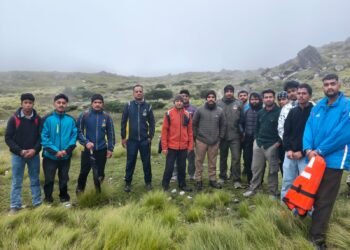 नदी का जलस्तर बढ़ा तो वसुधरा में फंसी पर्यटक की सांसें, युवाओं ने संभाला मोर्चा