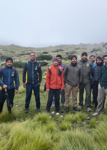 नदी का जलस्तर बढ़ा तो वसुधरा में फंसी पर्यटक की सांसें, युवाओं ने संभाला मोर्चा